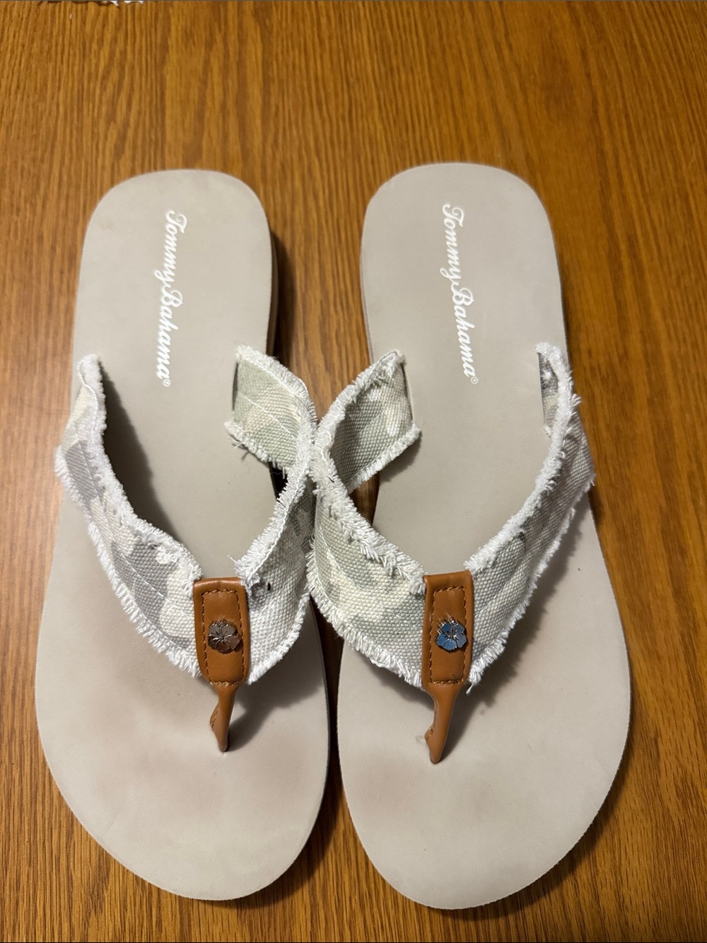 Tommy Bahama Neutral Beige Grey and Tan Frayed Fabric Flip Flops